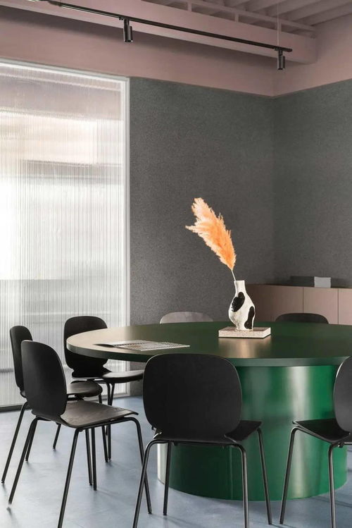 蘇聯(lián)建筑風格改造 這間辦公室漂亮得不像地球人建的